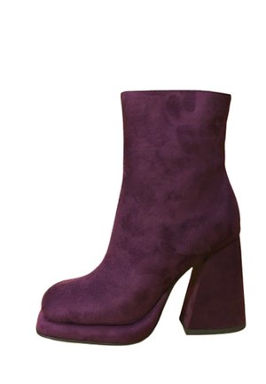 Bota de tobillo de ante púrpura con punta cuadrada y tacón alto y grueso. Textura suave con un diseño ajustado y detalle mínimo.