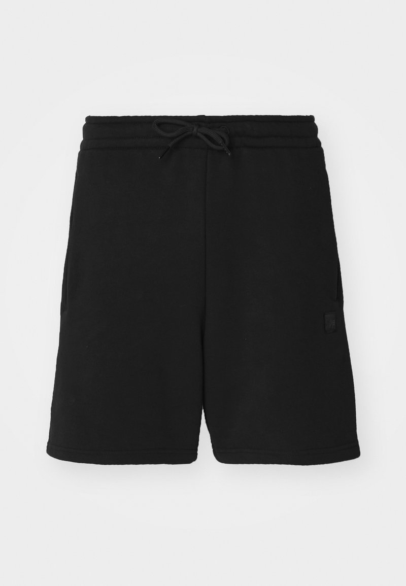 Schwarze Baumwollshorts mit einem elastischen Bund, Kordelzug, Seitentaschen und einem Logo-Patch am linken Bein. Glatte Textur und über dem Knie geschnitten.