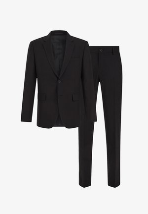 Crno dvodijelno muško odijelo s jednorednim sakoom s jednim gumbom i pripadajućim hlačama uskog kroja na bijeloj pozadini.