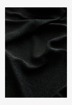 Fekete textil sima felülettel és finom fényességgel, amelyet lágy redők és gyűrődések díszítenek, fokozva dinamikus megjelenését.