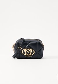 Borsa a tracolla in pelle nera trapuntata con hardware logo in tonalità oro, chiusura con zip e tracolla regolabile. Design compatto a forma rettangolare.