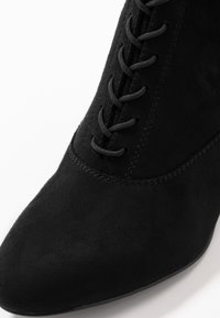 Tamaris Stivali con i lacci - black
