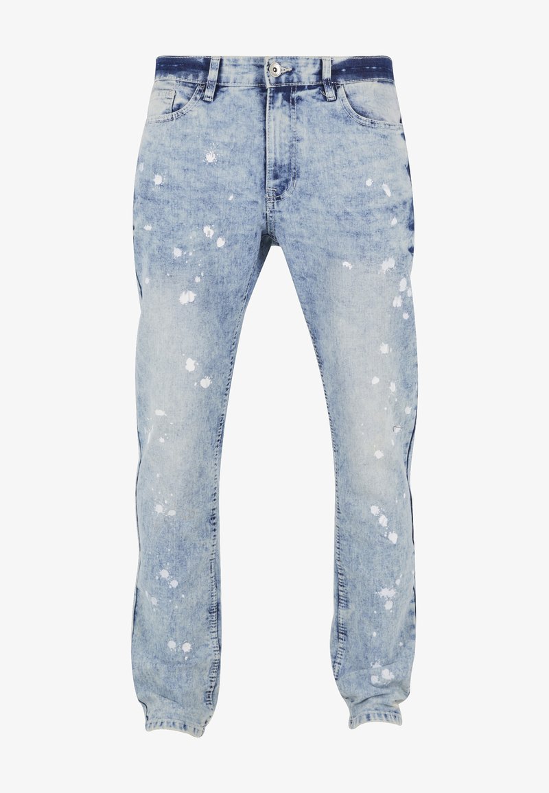 Svetlomodré džínsy z denimu s opotrebovaným vzhľadom, s bielymi škvrnami od farby, štandardným päťvreckovým dizajnom a zapínaním na gombíky.