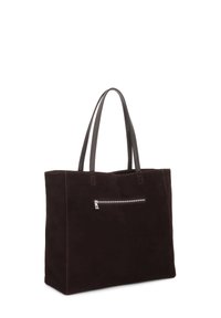 Sac fourre-tout en daim marron foncé avec une poche avant zippée et deux anses en cuir, présentant des lignes épurées et une forme rectangulaire spacieuse.