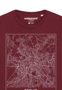 Bordeaux katoenen t-shirt met een witte kaartontwerp van Berlijn, omlijst met een solide rand en de tekst "BERLIJN" onderaan.