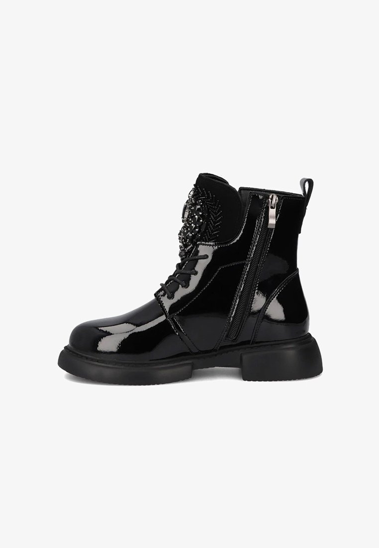 Czarne lakierowane botki za kostkę z bocznym zamkiem błyskawicznym, sznurowanym przodem, dekoracyjną ozdobą z koralików na języku oraz grubą gumową podeszwą.