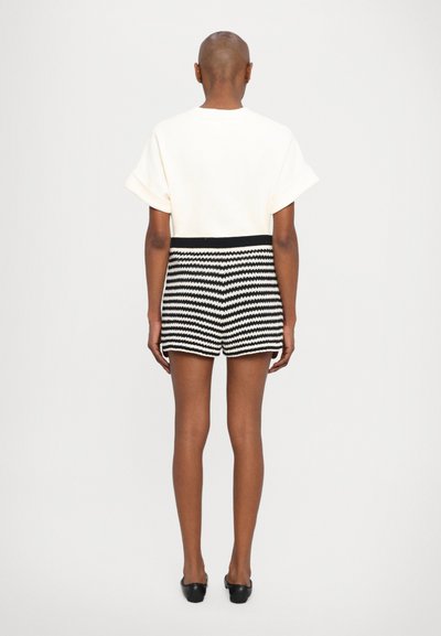 CLOSED Shorts - black