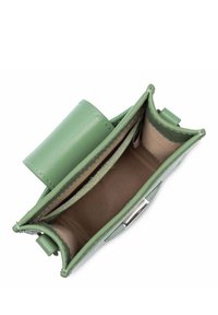 Portafoglio verde in pelle con un design strutturato. Presenta scomparti con un rivestimento beige e una chiusura a scatto metallica. Texture liscia.