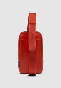 Bolso de hombro sintético rojo con textura suave, forma rectangular, correa ajustable y cierre con cremallera. Presenta un diseño minimalista.