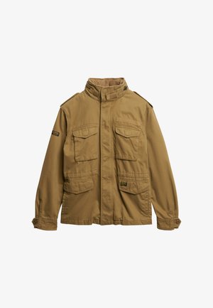 Lichtbruine militaire stijl jas gemaakt van katoen. Beschikt over een hoge kraag, meerdere voorzakken en knoopaccenten op de mouwen.