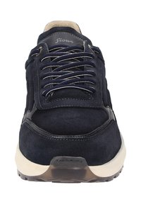 Sneakers en suede bleu marine avec des accents en cuir noir, bout arrondi, design à lacets, col rembourré, et semelle en caoutchouc beige avec motif texturé.