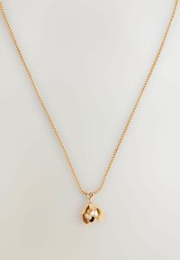 Goldkette mit einem floralen Anhänger, der mit strukturierten Blütenblättern und einem offenen Zentrum ausgestattet ist und kunstvolle Details sowie Glanz präsentiert.