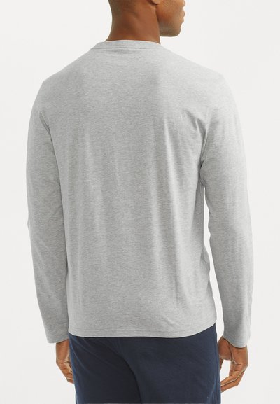 Camiseta de manga longa em algodão cinza claro com textura suave, decote redondo e barra reta, exibida pela parte de trás com costuras mínimas.