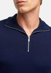 Maglione zip-up blu navy con tessuto texturizzato, caratterizzato da un colletto alto e dettagli con zip metallica lungo il collo.