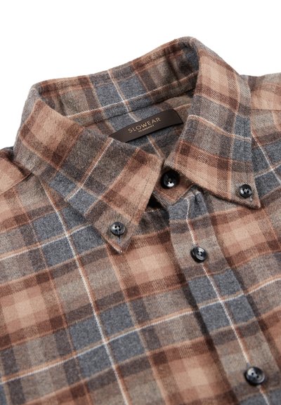 Bruine en grijze geplaid flanellen shirt met een button-down kraag, voorzien van zwarte knopen, een zachte textuur en een SLOWEAR-label.