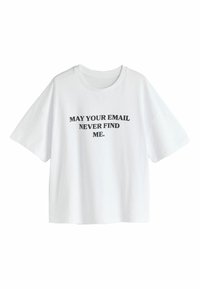 Weißes Baumwoll-T-Shirt mit kurzen Ärmeln und rundem Ausschnitt. Schwarzer Text auf der Vorderseite lautet: "MÖGE DEINE E-MAIL MICH NIE FINDEN."