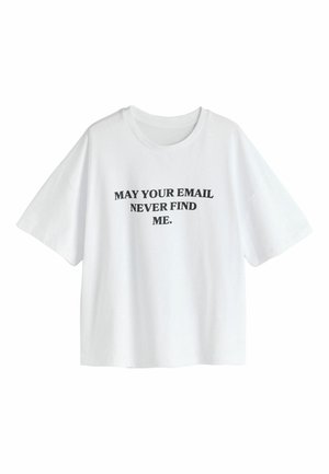Balta kokvilnas T-kreklu ar īsām piedurknēm un apaļu kakla izgriezumu. Priekšpusē melna teksts lasāms: "LAI TAVI E-PASTI NELIEK MAN ATTRAST."