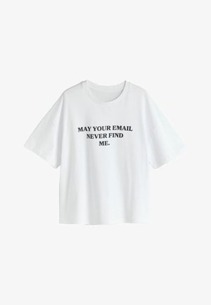 Tricou alb din bumbac, cu mâneci scurte și decolteu rotund. Textul negru de pe față spune: "SĂ NU MĂ GASESC NICIODATĂ EMAILUL TĂU."