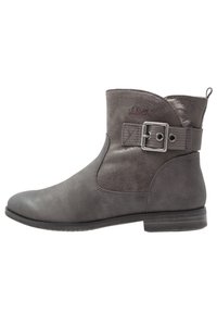 Stivali ankle grigi con finitura in pelle testurizzata, dotati di una fascia decorativa con fibbia, tacco basso e design a punta rotonda.