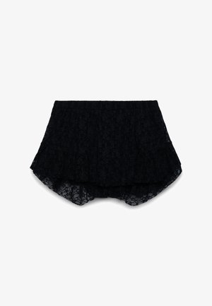 Jupe mini en dentelle noire avec volants superposés et motif floral, avec une coupe courte évasée et une taille ajustée.