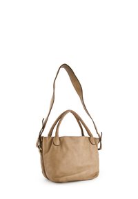 Tasche aus braunem Leder mit zwei oberen Griffen und einem abnehmbaren Schulterriemen. Weiche Textur, runde Form und minimale Hardware-Akzente.
