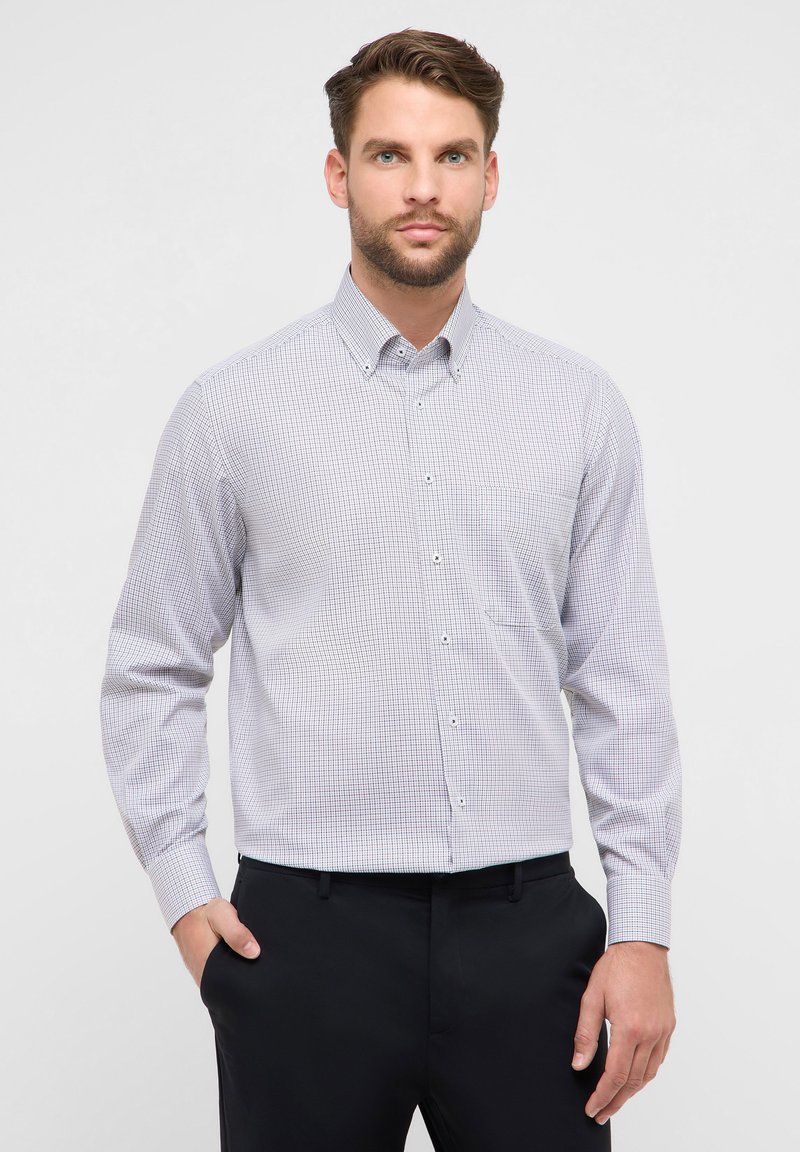 Lichtblauw-wit geruit overhemd met knopen, lange mouwen, een puntige kraag en een zak op de linkerborst. Zacht katoenen stof.