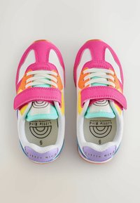 Laste värvikad tossud valge võrguga ja roosa seemisnahaga. Omavad oranži, kollase ja rohelisega aksente ning neil on takjakinnitus ja paelad.