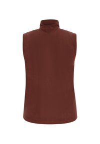 Vesta din fleece maro, fără mâneci, cu un gât înalt, textură netedă și un design simplu, având un tiv cu slit lateral pentru confortul mișcării.