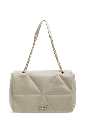 Beżowa pikowana torebka z geometrycznym przeszyciem, złotym łańcuszkiem na ramię i wypukłym emblematem z logo na przedniej klapie.