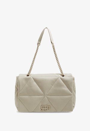Beige gewatteerde handtas met geometrische stiksels, gouden kettingriem en verhoogd logo-embleem op de voorflap sluiting.