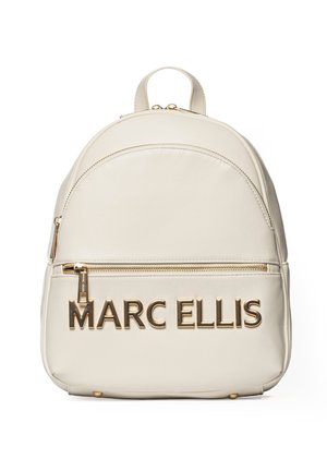 Sac à dos en cuir blanc avec un haut arrondi, une poche zippée sur le devant, et un lettrage "MARC ELLIS" en ton doré. Bretelles réglables et poignée sur le dessus.