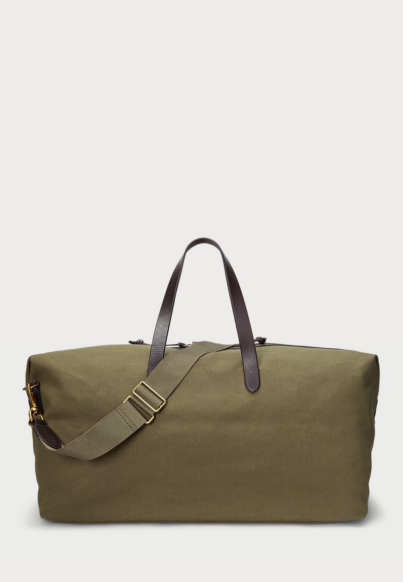 Borsa da viaggio rettangolare verde oliva con manici in pelle nera e tracolla regolabile con accessori dorati su sfondo chiaro.