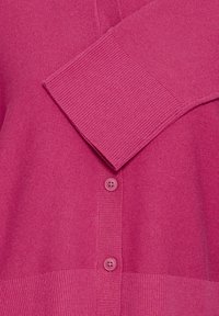 Cardigan tricotat fuchsia, cu o textură ribbată, având două nasturi, decolteu în V și detalii contrastante ribbate la manșetele mânecilor.
