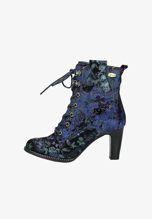 Stivaletti alla caviglia con lacci in velluto blu scuro e nero, decorati con motivi floreali, dettagli metallici e un tacco medio. Tessuto testurizzato con una finitura liscia.