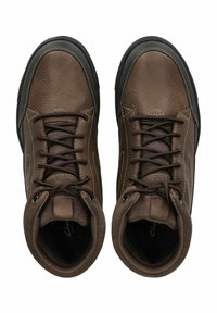 Zapatos altos de cuero marrón con suelas de goma negra, punta redonda y cordones en la parte frontal. Presentan una combinación de texturas lisas y de ante.