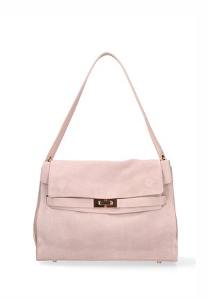 Sac à main en daim rose doux avec rabat supérieur, fermoir doré et bandoulière simple sur fond blanc.