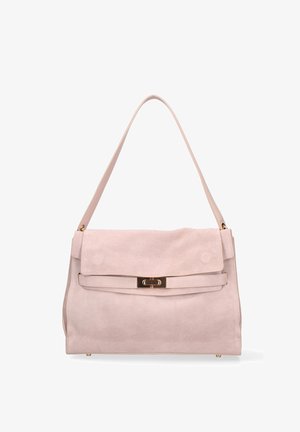 Zachte roze suède handtas met een bovenklep, goudkleurige sluiting en enkele schouderriem op een witte achtergrond.