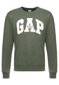 Olivově zelená mikina s kulatým výstřihem, zdobená velkým bílým nápisem "GAP" a menším červeným textem "Original". Měkká bavlněná směs.