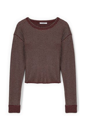 Maglione a maniche lunghe color vinaccia in maglia con motivo testurizzato, scollo rotondo e polsini arricciati, posato su uno sfondo bianco.