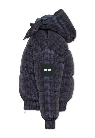 Zwarte pufferjack met een herhaald logo-patroon, een capuchon, elastische manchetten en een zijzak met een logopatch op de mouw.