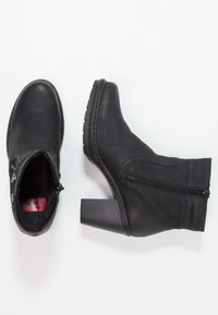 Czarne skórzane botki za kostkę z bocznym zamkiem, okrągłym noskiem, teksturowaną podeszwą i słupkowym obcasem. Wnętrze wyłożone miękkim materiałem.