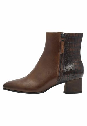 Bottine en cuir marron avec un bout pointu, accent en motif crocodile, fermeture éclair sur le côté et un talon épais. Texture lisse dans l'ensemble.