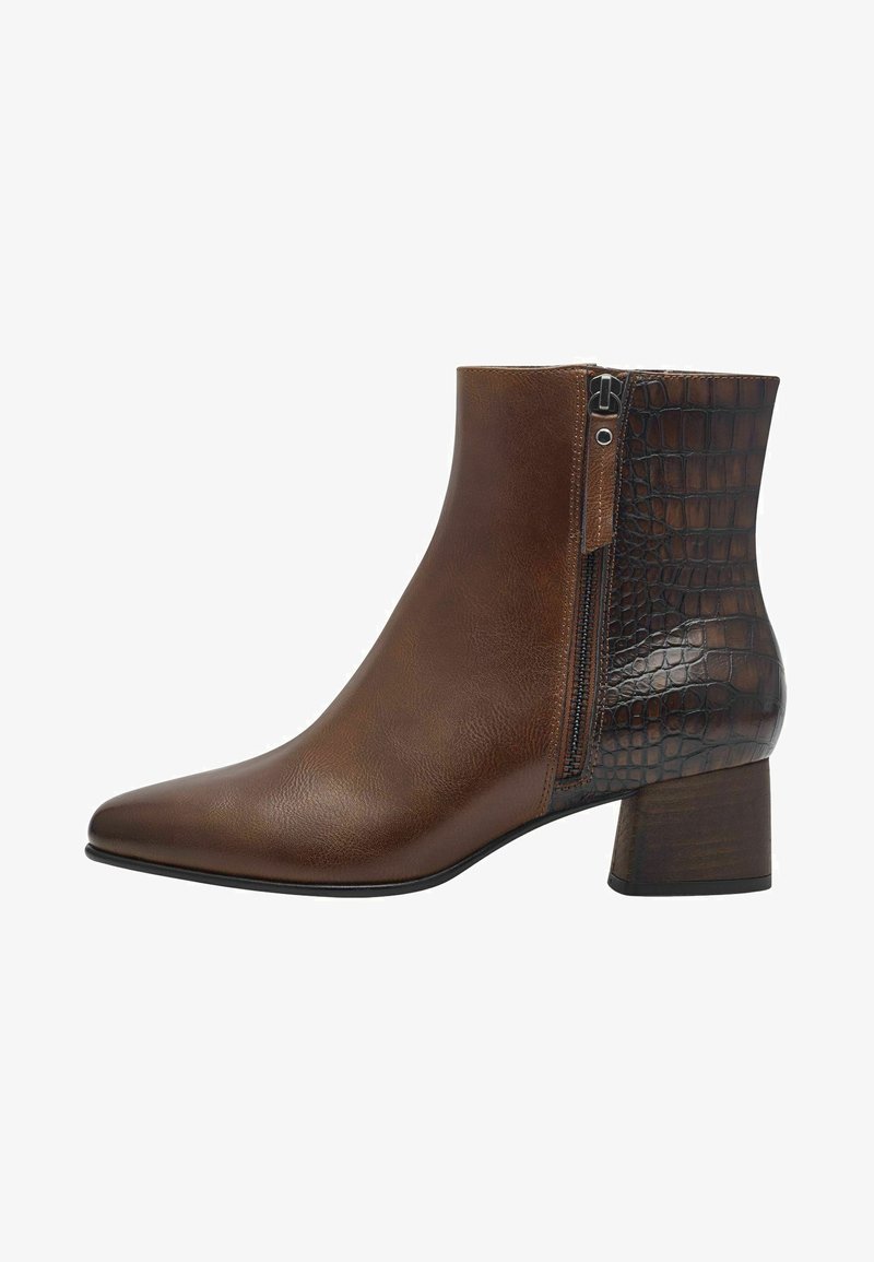 Bottine en cuir marron avec un bout pointu, accent en motif crocodile, fermeture éclair sur le côté et un talon épais. Texture lisse dans l'ensemble.