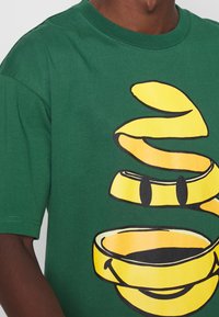 Market MARCHE UNISEX - T-shirt estampada - forest green