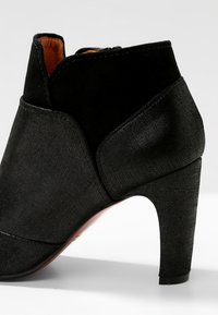 Chie Mihara Bottines à talons hauts - black