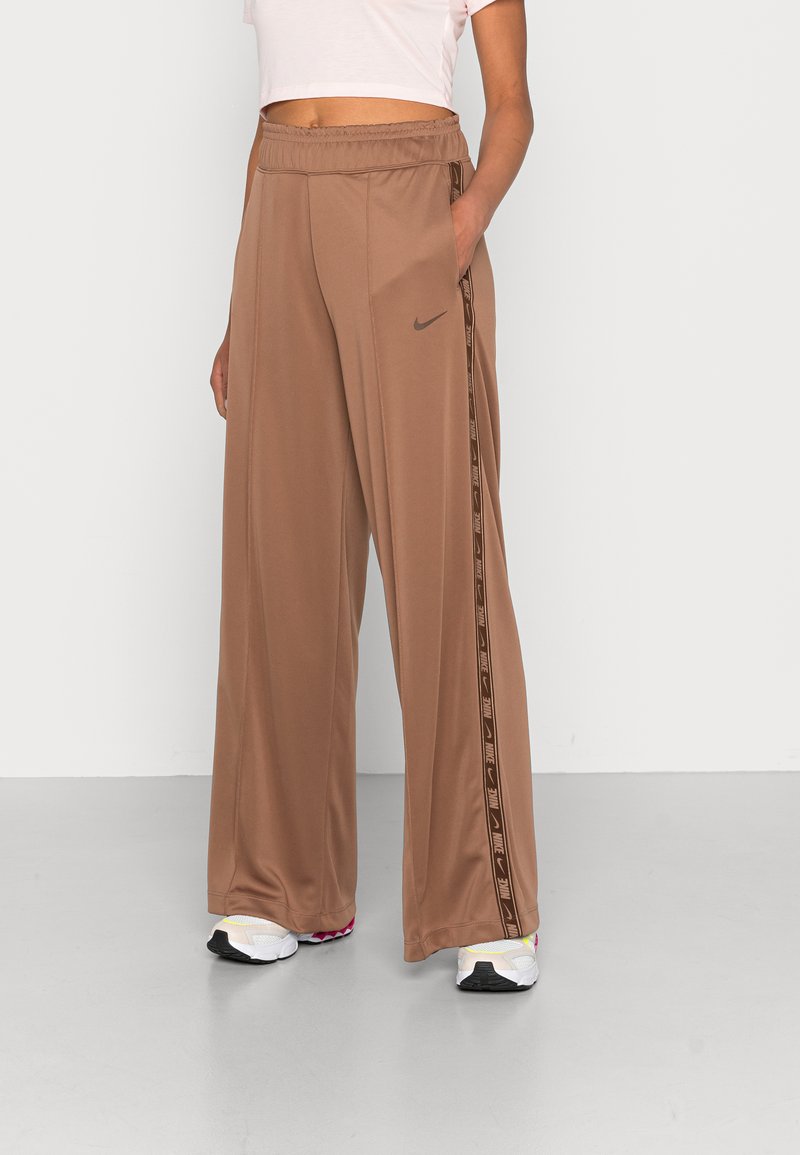 Nike Sportswear TAPE TREND PANT Tracksuit bottoms archaeo brown