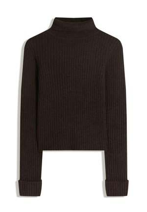 Suéter de punto acanalado de color marrón oscuro con mangas largas, cuello alto y puños doblados, mostrado plano sobre un fondo blanco.