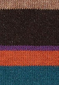 Primo piano di un tessuto lavorato a maglia con strisce orizzontali nei colori marrone, marrone scuro, viola, arancione e teal.