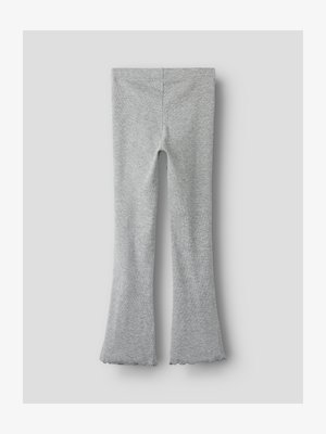 Světlé šedé žebrované pletené kalhoty s volánovou nohavicí a vlnitým lemem, položené na neutrálním pozadí.