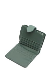 Groene leren portemonnee met meerdere kaartsleuven, een gladde textuur en een veilige flapsluiting. Voorzien van contrasterende stikseldetails.